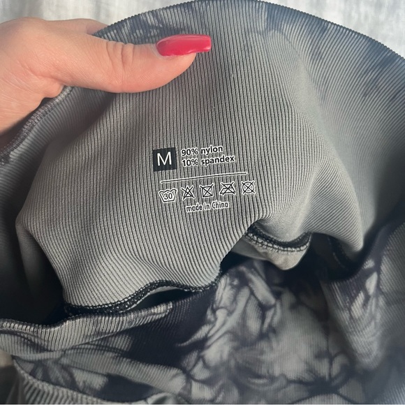 Scrunch booty shorts - Picture 3 of 3